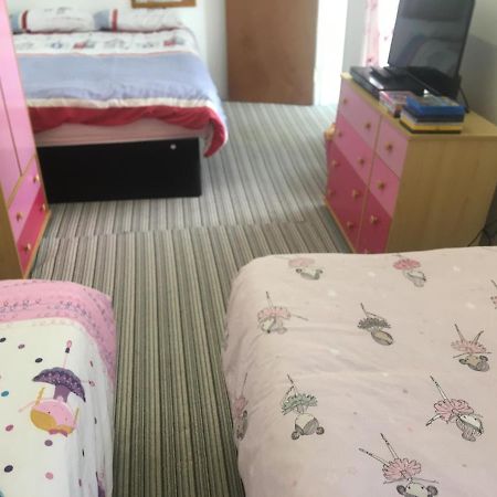 Pink House ,Opposite Beach ,Sleeps 6 , 2 Bedroom Ground Floor Self Contained Garden Flat , Private Entrance , Kitchen , Guaranteed Parking ,Wifi , Movies ,Bathroom ,Fridge , Microwave ,Bedroom 1, Double Bed & 2 Single Beds ,Bedroom 2 , Double Bed Paignton Buitenkant foto