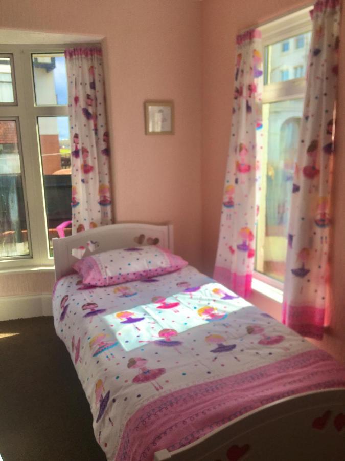 Pink House ,Opposite Beach ,Sleeps 6 , 2 Bedroom Ground Floor Self Contained Garden Flat , Private Entrance , Kitchen , Guaranteed Parking ,Wifi , Movies ,Bathroom ,Fridge , Microwave ,Bedroom 1, Double Bed & 2 Single Beds ,Bedroom 2 , Double Bed Paignton Buitenkant foto