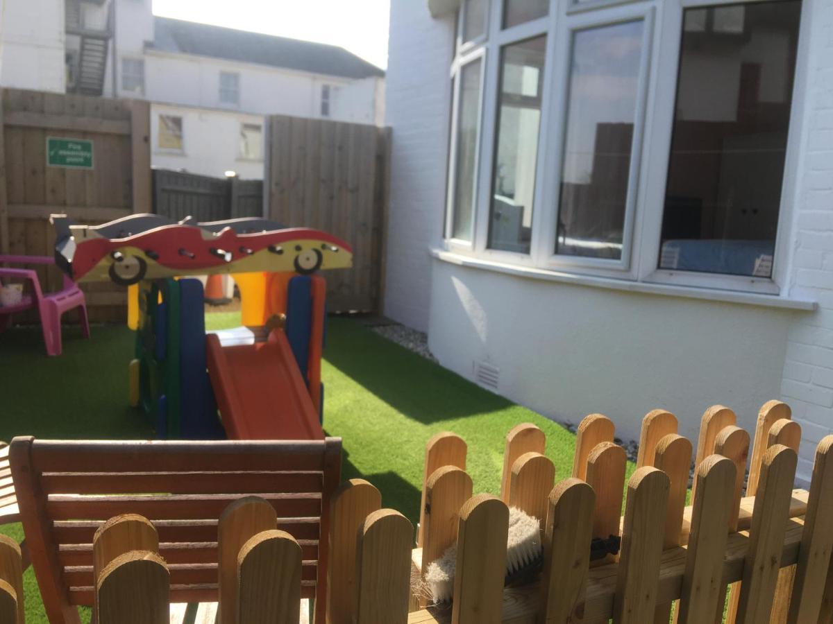 Pink House ,Opposite Beach ,Sleeps 6 , 2 Bedroom Ground Floor Self Contained Garden Flat , Private Entrance , Kitchen , Guaranteed Parking ,Wifi , Movies ,Bathroom ,Fridge , Microwave ,Bedroom 1, Double Bed & 2 Single Beds ,Bedroom 2 , Double Bed Paignton Buitenkant foto