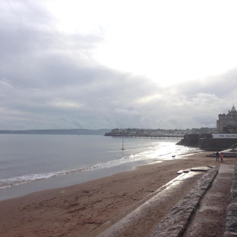 Pink House ,Opposite Beach ,Sleeps 6 , 2 Bedroom Ground Floor Self Contained Garden Flat , Private Entrance , Kitchen , Guaranteed Parking ,Wifi , Movies ,Bathroom ,Fridge , Microwave ,Bedroom 1, Double Bed & 2 Single Beds ,Bedroom 2 , Double Bed Paignton Buitenkant foto