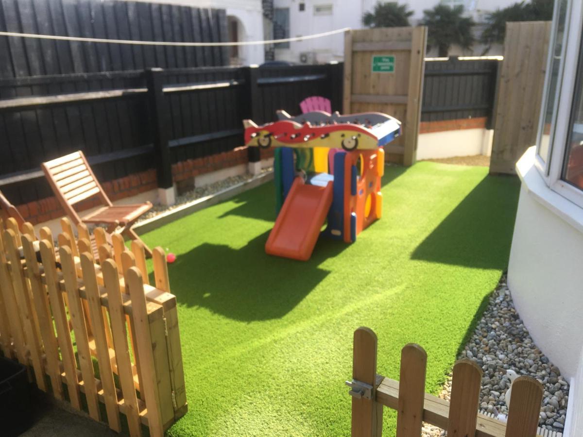 Pink House ,Opposite Beach ,Sleeps 6 , 2 Bedroom Ground Floor Self Contained Garden Flat , Private Entrance , Kitchen , Guaranteed Parking ,Wifi , Movies ,Bathroom ,Fridge , Microwave ,Bedroom 1, Double Bed & 2 Single Beds ,Bedroom 2 , Double Bed Paignton Buitenkant foto