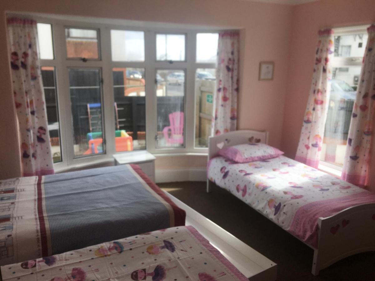 Pink House ,Opposite Beach ,Sleeps 6 , 2 Bedroom Ground Floor Self Contained Garden Flat , Private Entrance , Kitchen , Guaranteed Parking ,Wifi , Movies ,Bathroom ,Fridge , Microwave ,Bedroom 1, Double Bed & 2 Single Beds ,Bedroom 2 , Double Bed Paignton Buitenkant foto