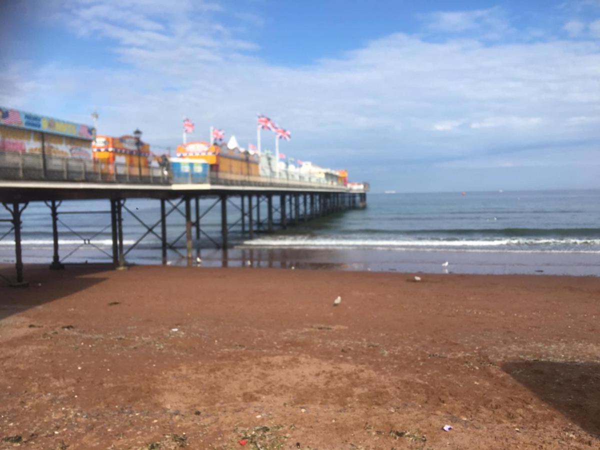 Pink House ,Opposite Beach ,Sleeps 6 , 2 Bedroom Ground Floor Self Contained Garden Flat , Private Entrance , Kitchen , Guaranteed Parking ,Wifi , Movies ,Bathroom ,Fridge , Microwave ,Bedroom 1, Double Bed & 2 Single Beds ,Bedroom 2 , Double Bed Paignton Buitenkant foto