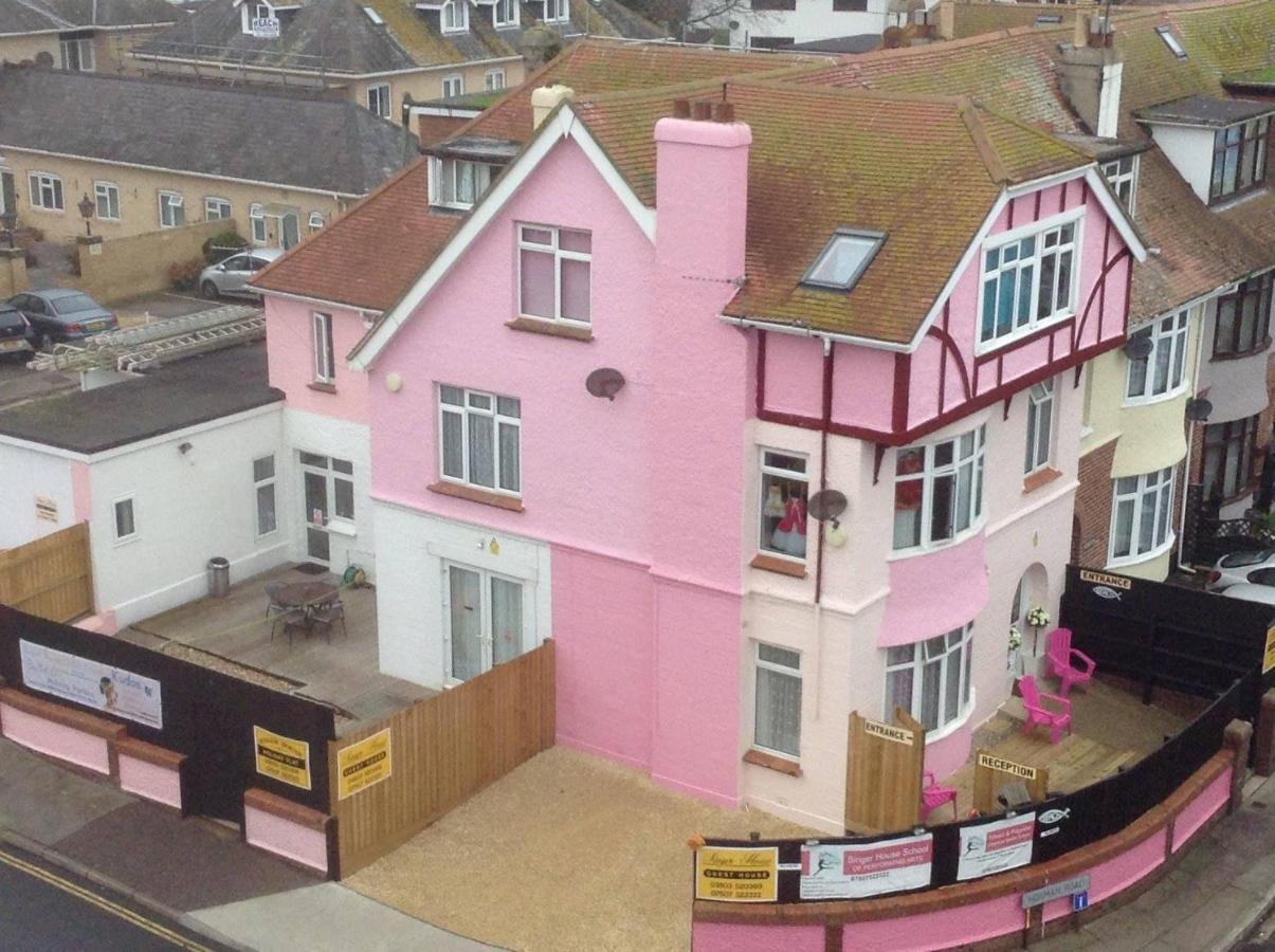 Pink House ,Opposite Beach ,Sleeps 6 , 2 Bedroom Ground Floor Self Contained Garden Flat , Private Entrance , Kitchen , Guaranteed Parking ,Wifi , Movies ,Bathroom ,Fridge , Microwave ,Bedroom 1, Double Bed & 2 Single Beds ,Bedroom 2 , Double Bed Paignton Buitenkant foto