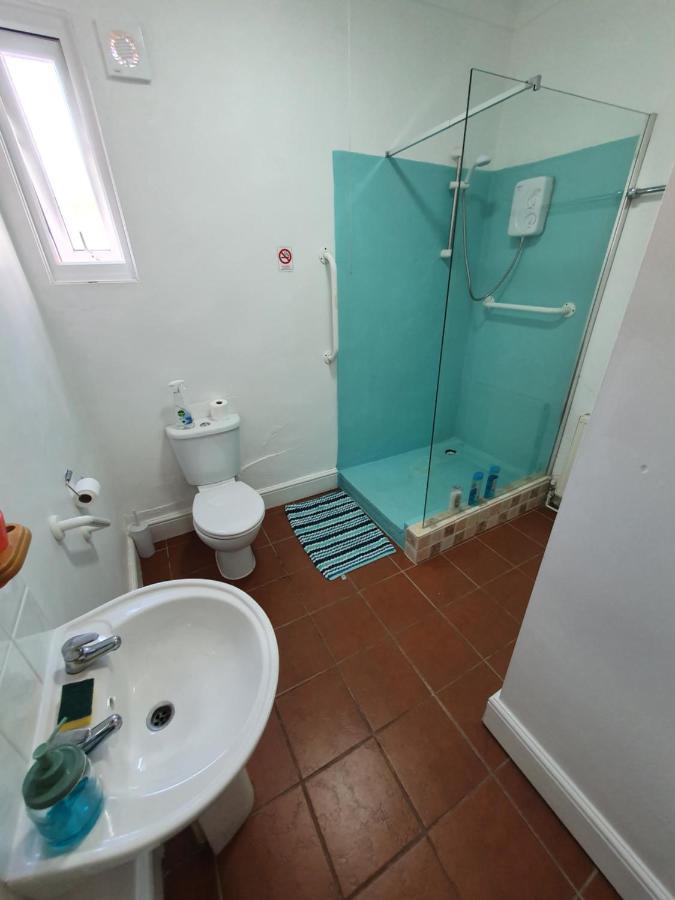 Pink House ,Opposite Beach ,Sleeps 6 , 2 Bedroom Ground Floor Self Contained Garden Flat , Private Entrance , Kitchen , Guaranteed Parking ,Wifi , Movies ,Bathroom ,Fridge , Microwave ,Bedroom 1, Double Bed & 2 Single Beds ,Bedroom 2 , Double Bed Paignton Buitenkant foto