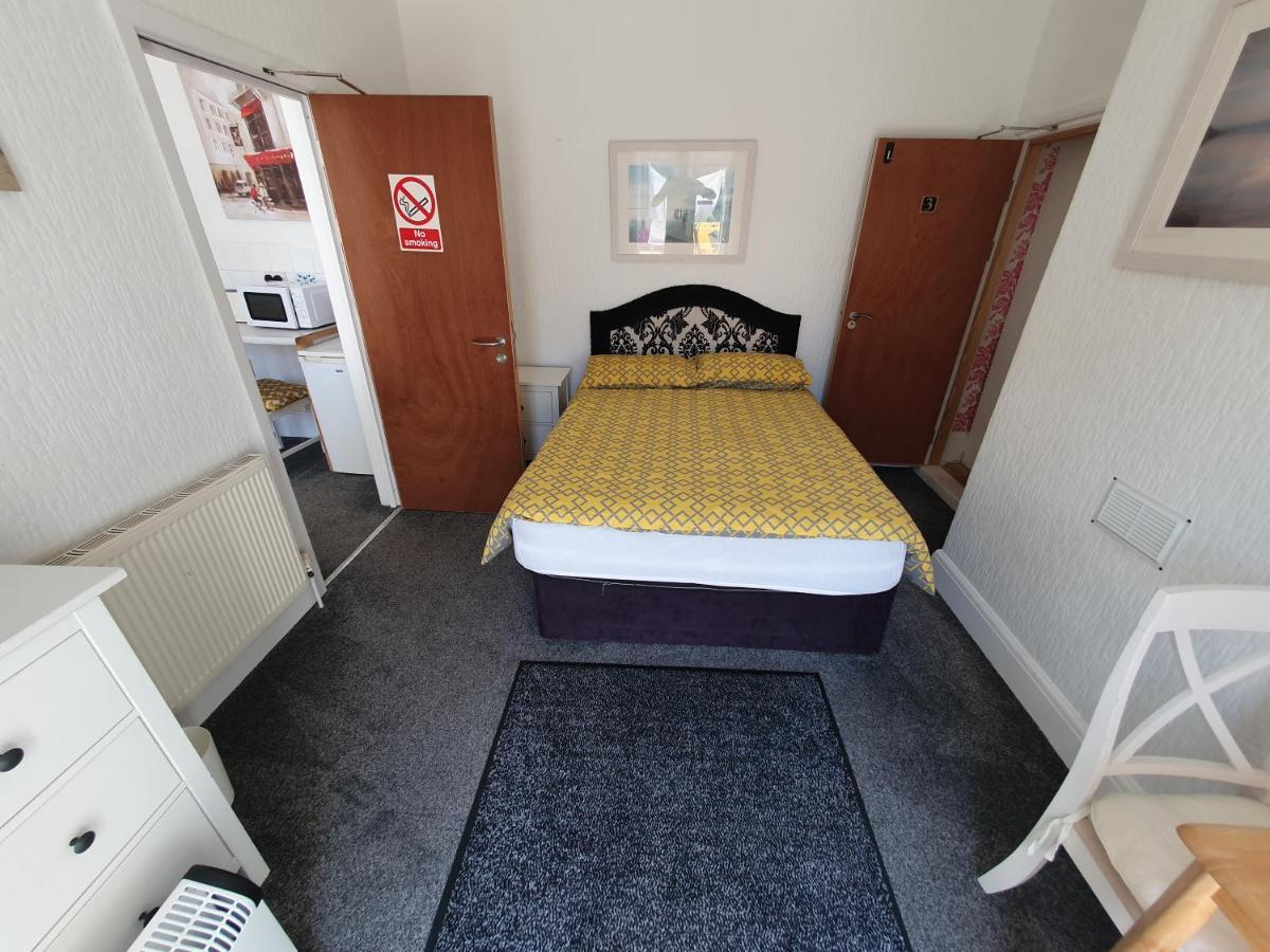 Pink House ,Opposite Beach ,Sleeps 6 , 2 Bedroom Ground Floor Self Contained Garden Flat , Private Entrance , Kitchen , Guaranteed Parking ,Wifi , Movies ,Bathroom ,Fridge , Microwave ,Bedroom 1, Double Bed & 2 Single Beds ,Bedroom 2 , Double Bed Paignton Buitenkant foto