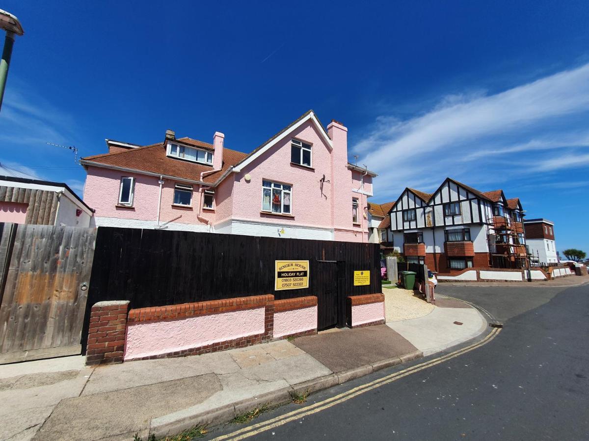 Pink House ,Opposite Beach ,Sleeps 6 , 2 Bedroom Ground Floor Self Contained Garden Flat , Private Entrance , Kitchen , Guaranteed Parking ,Wifi , Movies ,Bathroom ,Fridge , Microwave ,Bedroom 1, Double Bed & 2 Single Beds ,Bedroom 2 , Double Bed Paignton Buitenkant foto