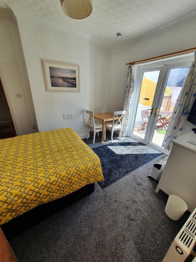 Pink House ,Opposite Beach ,Sleeps 6 , 2 Bedroom Ground Floor Self Contained Garden Flat , Private Entrance , Kitchen , Guaranteed Parking ,Wifi , Movies ,Bathroom ,Fridge , Microwave ,Bedroom 1, Double Bed & 2 Single Beds ,Bedroom 2 , Double Bed Paignton Buitenkant foto