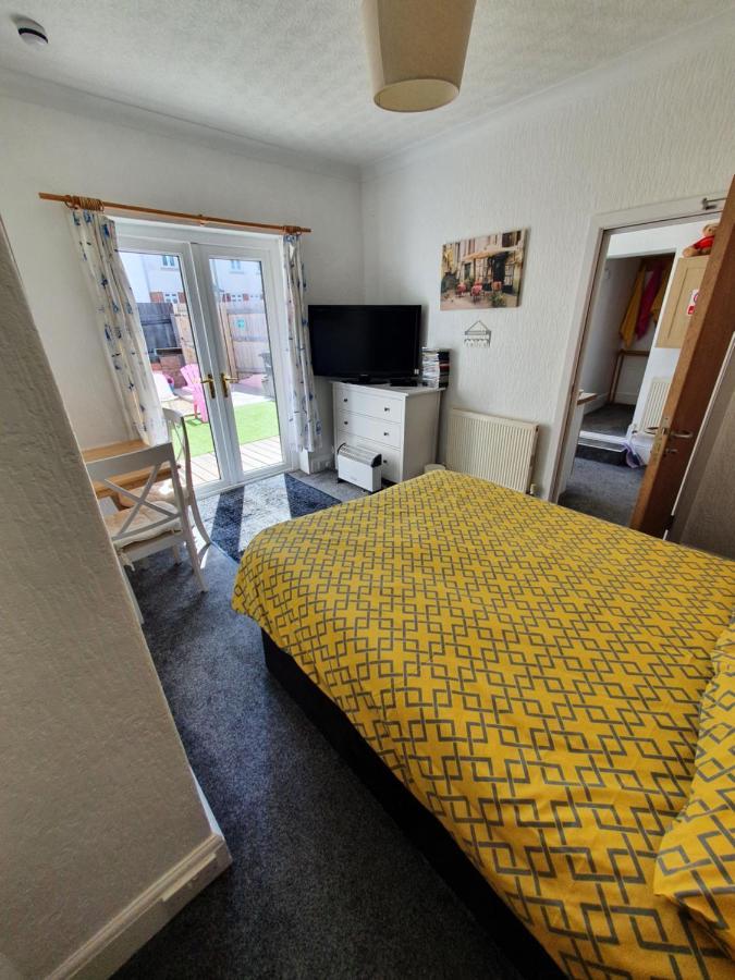 Pink House ,Opposite Beach ,Sleeps 6 , 2 Bedroom Ground Floor Self Contained Garden Flat , Private Entrance , Kitchen , Guaranteed Parking ,Wifi , Movies ,Bathroom ,Fridge , Microwave ,Bedroom 1, Double Bed & 2 Single Beds ,Bedroom 2 , Double Bed Paignton Buitenkant foto