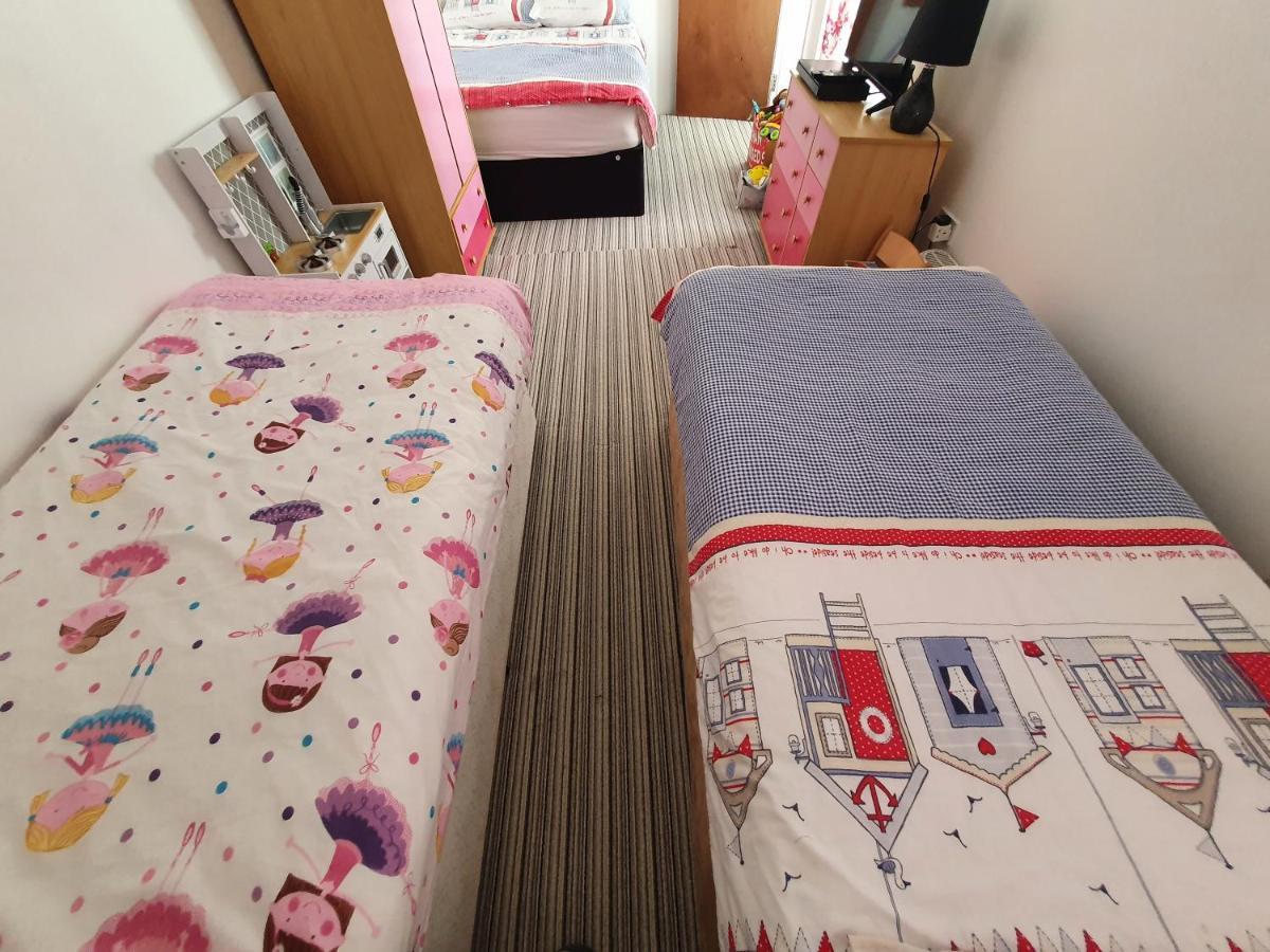Pink House ,Opposite Beach ,Sleeps 6 , 2 Bedroom Ground Floor Self Contained Garden Flat , Private Entrance , Kitchen , Guaranteed Parking ,Wifi , Movies ,Bathroom ,Fridge , Microwave ,Bedroom 1, Double Bed & 2 Single Beds ,Bedroom 2 , Double Bed Paignton Buitenkant foto