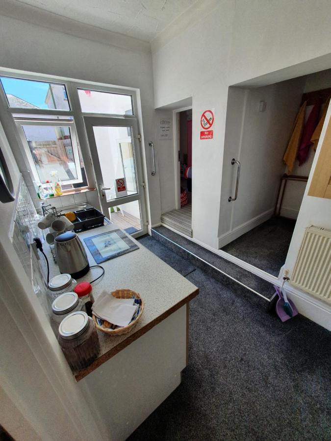 Pink House ,Opposite Beach ,Sleeps 6 , 2 Bedroom Ground Floor Self Contained Garden Flat , Private Entrance , Kitchen , Guaranteed Parking ,Wifi , Movies ,Bathroom ,Fridge , Microwave ,Bedroom 1, Double Bed & 2 Single Beds ,Bedroom 2 , Double Bed Paignton Buitenkant foto