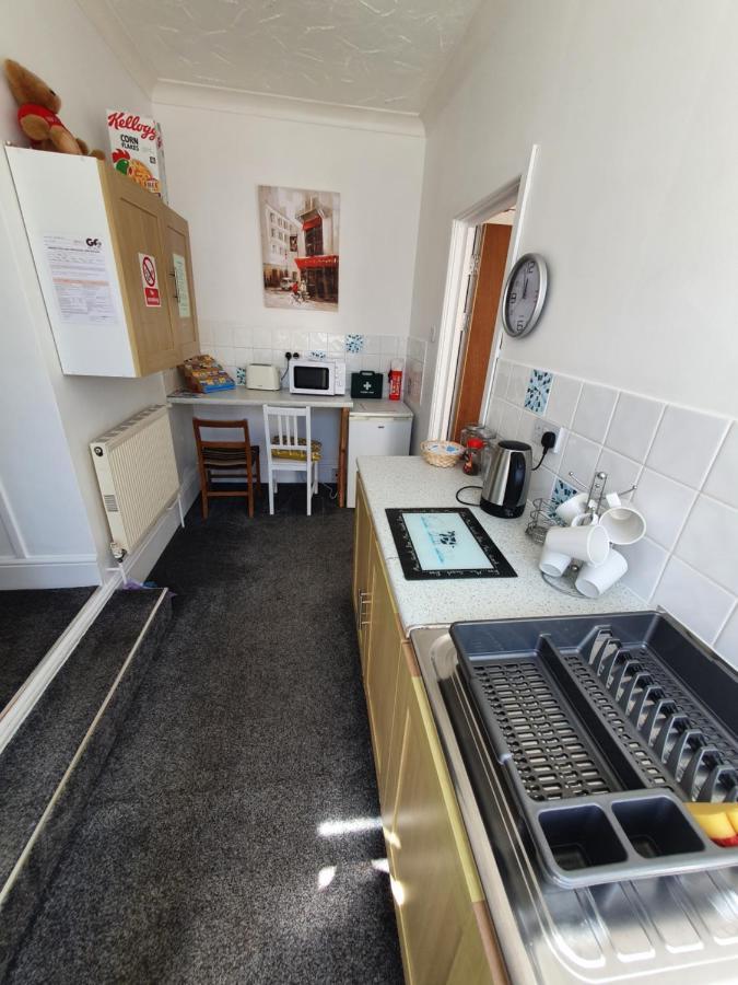 Pink House ,Opposite Beach ,Sleeps 6 , 2 Bedroom Ground Floor Self Contained Garden Flat , Private Entrance , Kitchen , Guaranteed Parking ,Wifi , Movies ,Bathroom ,Fridge , Microwave ,Bedroom 1, Double Bed & 2 Single Beds ,Bedroom 2 , Double Bed Paignton Buitenkant foto