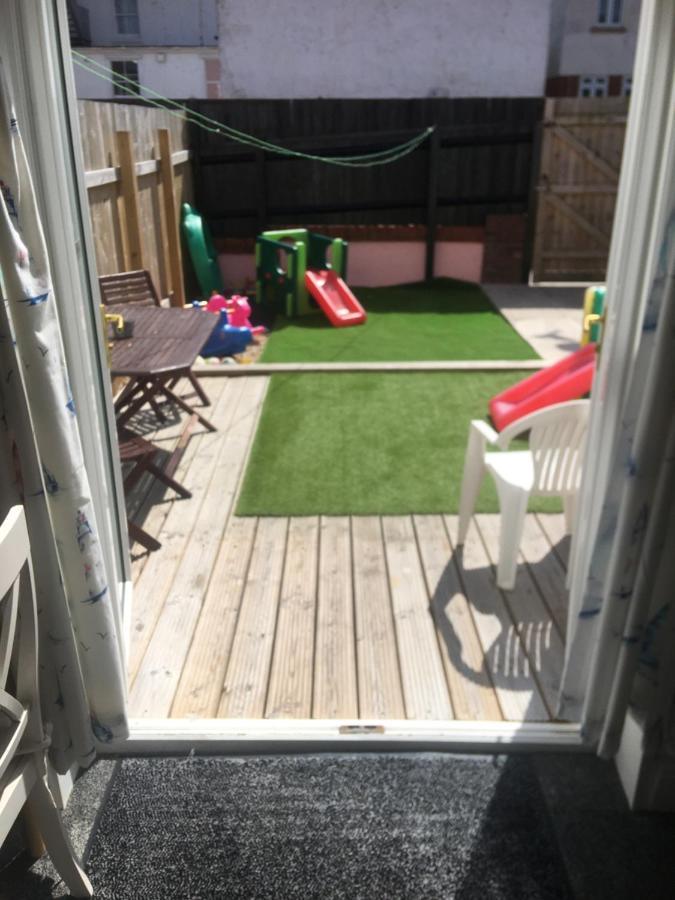 Pink House ,Opposite Beach ,Sleeps 6 , 2 Bedroom Ground Floor Self Contained Garden Flat , Private Entrance , Kitchen , Guaranteed Parking ,Wifi , Movies ,Bathroom ,Fridge , Microwave ,Bedroom 1, Double Bed & 2 Single Beds ,Bedroom 2 , Double Bed Paignton Buitenkant foto