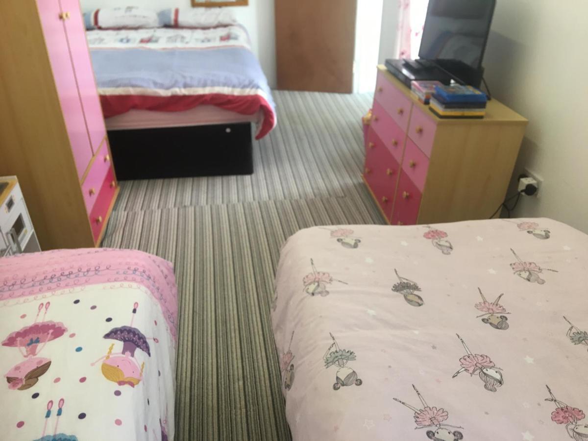 Pink House ,Opposite Beach ,Sleeps 6 , 2 Bedroom Ground Floor Self Contained Garden Flat , Private Entrance , Kitchen , Guaranteed Parking ,Wifi , Movies ,Bathroom ,Fridge , Microwave ,Bedroom 1, Double Bed & 2 Single Beds ,Bedroom 2 , Double Bed Paignton Buitenkant foto
