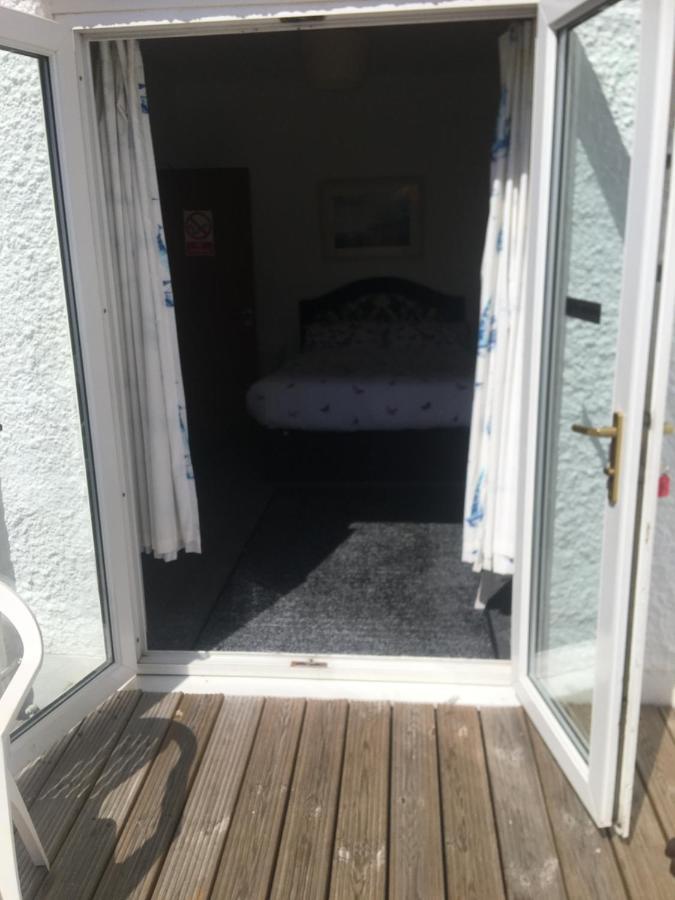 Pink House ,Opposite Beach ,Sleeps 6 , 2 Bedroom Ground Floor Self Contained Garden Flat , Private Entrance , Kitchen , Guaranteed Parking ,Wifi , Movies ,Bathroom ,Fridge , Microwave ,Bedroom 1, Double Bed & 2 Single Beds ,Bedroom 2 , Double Bed Paignton Buitenkant foto